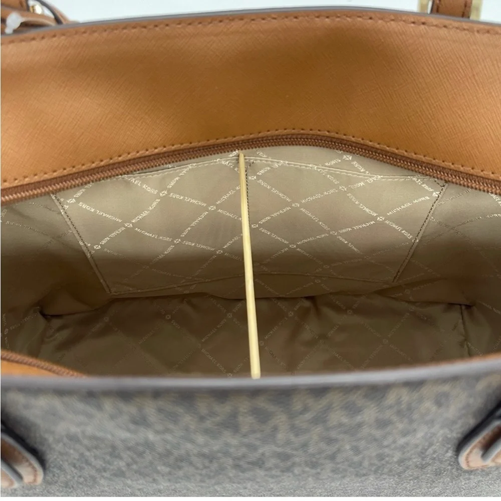 Michael Kors Large Gilly Travel Tote and Double Zip Wallet Wristlet Brown - Picture 12 of 15
